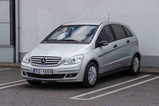Mercedes-Benz B180