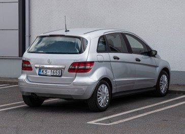 Mercedes-Benz B180